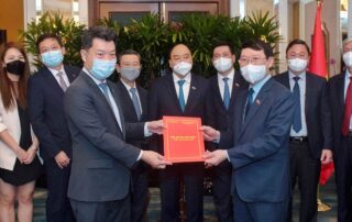Giám đốc điều hành CapitaLand Development - Jason Leow (trái) và Chủ tịch UBND tỉnh Bắc Giang - Lê Ánh Dương (phải) tại lễ ký kết. Ảnh: CLD