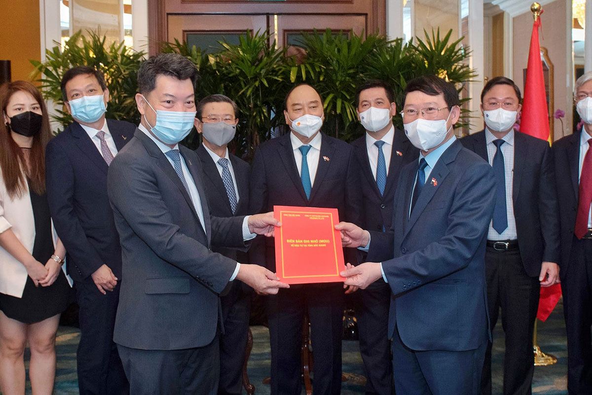 Giám đốc điều hành CapitaLand Development - Jason Leow (trái) và Chủ tịch UBND tỉnh Bắc Giang - Lê Ánh Dương (phải) tại lễ ký kết. Ảnh: CLD
